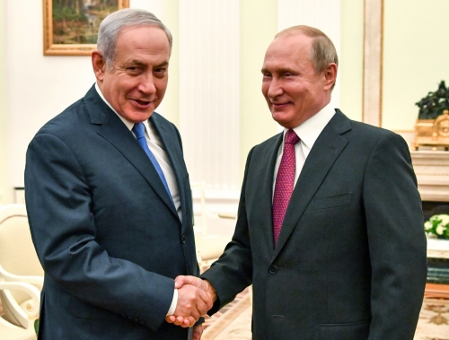▲베냐민 네타냐후(왼쪽) 이스라엘 총리와 블라디미르 푸틴 러시아 대통령이 11일(현지시간) 모스크바에서 만나 악수하고 있다. 모스크바/로이터연합뉴스
