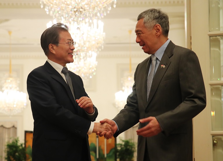 ▲싱가포르를 국빈 방문 중인 문재인 대통령이 12일 오전(현지시간) 대통령궁인 이스타나에서 한·싱가포르 정상회담에서 리센룽 총리와 악수하고 있다.(싱가포르/연합뉴스)