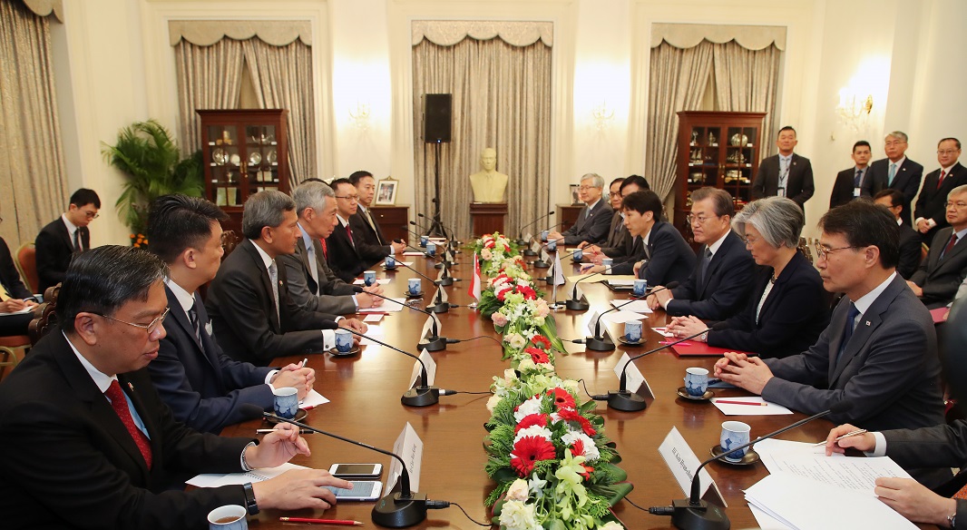 ▲싱가포르를 국빈 방문 중인 문재인 대통령이 12일 오전(현지시간) 대통령궁인 이스타나에서 열린 한·싱가포르 정상회담에서 리센룽 총리와 환담하고 있다.(싱가포르/연합뉴스)