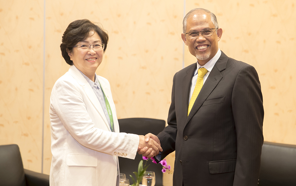 ▲김은경 환경부 장관이 11일 오후 싱가포르 마리나 베이 센즈 컨벤션센터에서 열린 국제물주간(7.8~12) 행사에 참석해 마사코스 줄키플리 싱가포르 환경수자원부 장관과 만나 회담에 앞서 인사하고 있다. 김 장관은 이날 줄키플리 장관과 폐기물 처리 방안 등 양국 간 정보공유를 논의했다.(연합뉴스)