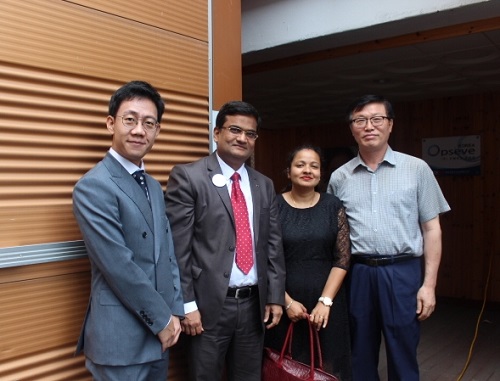 ▲사진=(왼쪽부터) 헤어슈트 이채우 대표, 인도 라지 싱 니란잔 대표