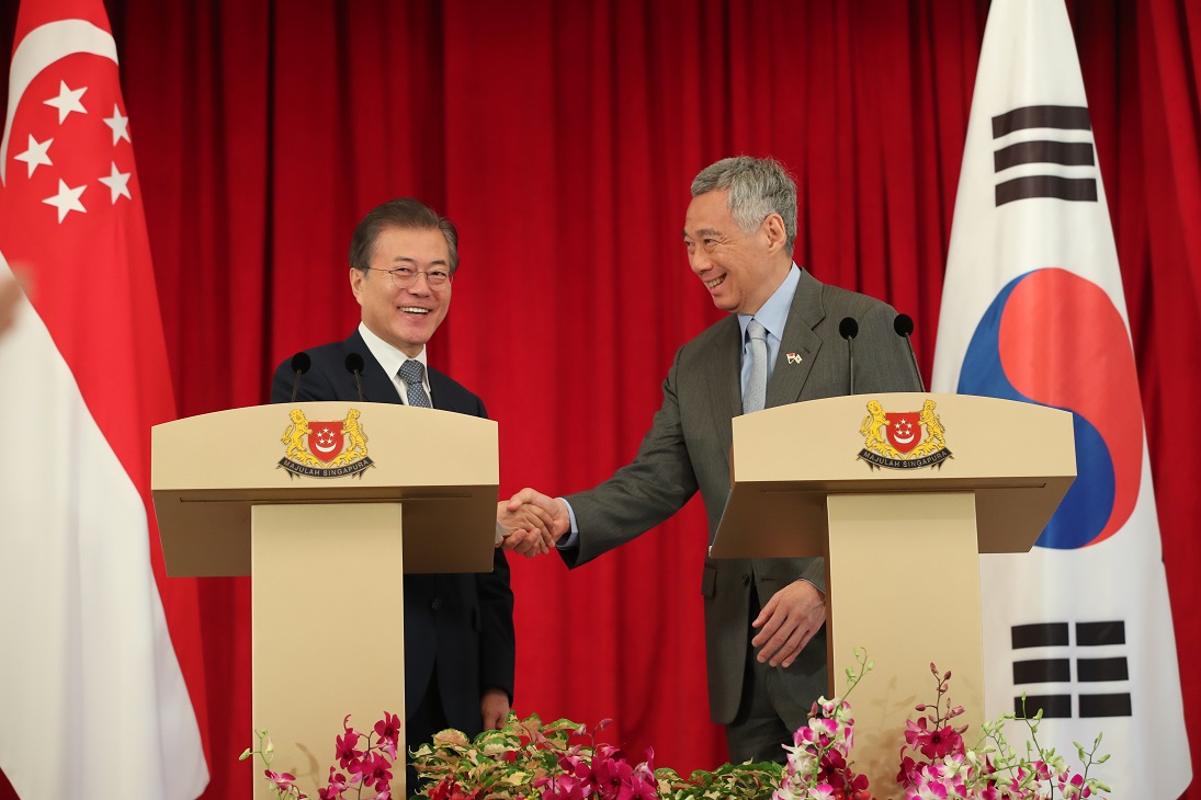 ▲싱가포르를 국빈 방문 중인 문재인 대통령과 리센룽 총리가 12일 오후 대통령궁인 이스타나에서 한·싱가포르 공동언론 발표를 마치고 악수하고 있다.(싱가포르/연합뉴스)