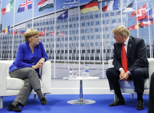 ▲앙겔라 메르켈(왼쪽) 독일 총리와 도널드 트럼프 미국 대통령이 11일(현지시간) 벨기에 브뤼셀에서 열린 나토 정상회의에서 양자회담을 갖고 대화하고 있다. 브뤼셀/AP연합뉴스
