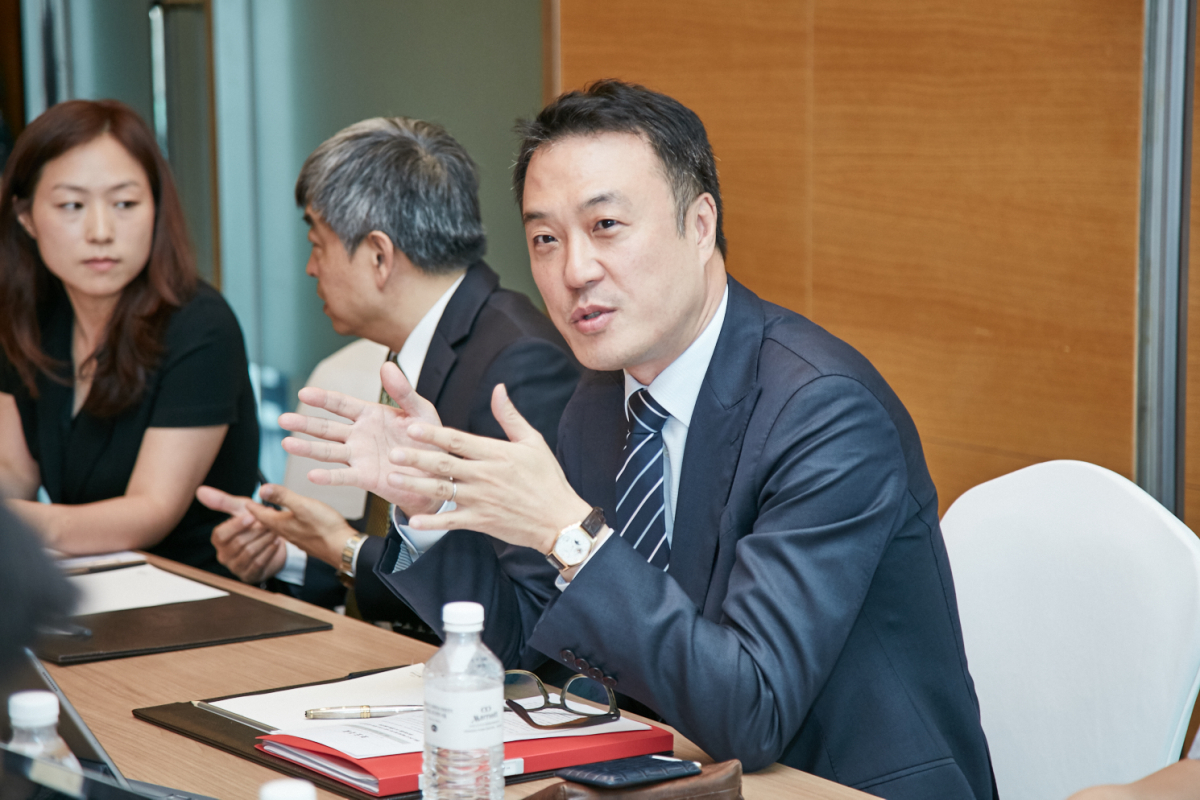 ▲12일 서울 여의도 메리어트호텔에서 엔홍 CISM애셋매니지먼트 대표(가운데)와 반재영 텔루스 이사(오른쪽)가 향후 리튬전지 신사업 투자계획을 설명하고 있다.(텔루스)