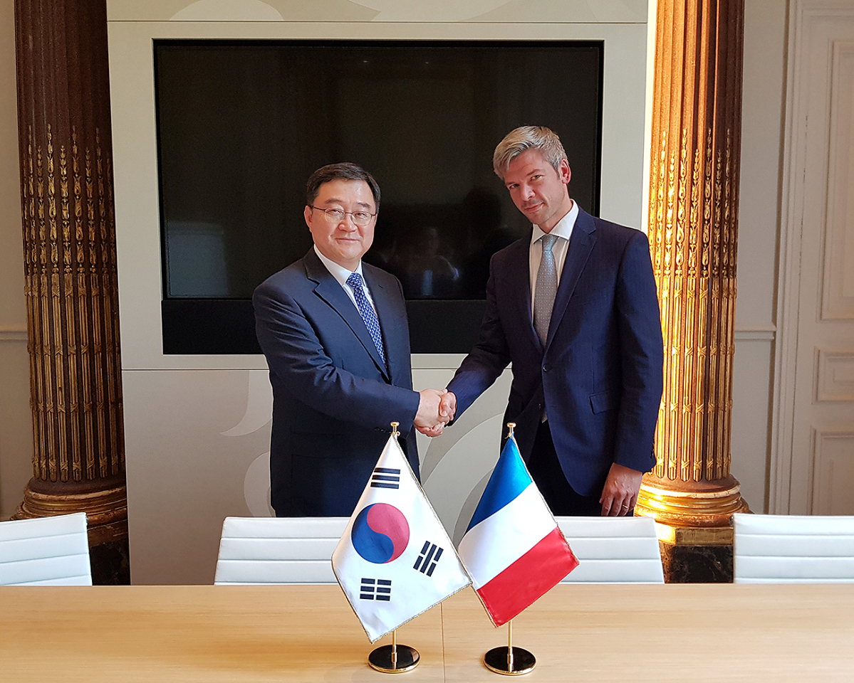 ▲삼성-IPM 컨소시엄이 현지시간 12일 오후, 프랑스 파리에서 덩케르크 LNG터미널 지분인수 계약을 맺었다. 사진 왼쪽부터 삼성증권 구성훈 대표와 프랑스 전력공사 EDF의 M&A 본부장 에므릭 듀콥.(사진제공=삼성증권)