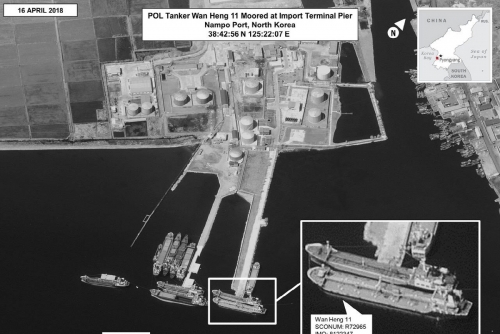 ▲4월 16일(현지시간) 북한 남포항에서 중국 소유 선박인 완헝 11호가 다른 선박에 정유 제품을 선적하는 장면. 미국은 유엔 안전보장이사회(안보리)에 북한의 정유제품 수입 금지를 요청한 것으로 전해졌다. 출처 월스트리트저널(WSJ)