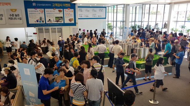 ▲‘안양씨엘포레자이’ 견본주택을 찾은 방문객들이 내부를 둘러보고 있다(사진=GS건설)