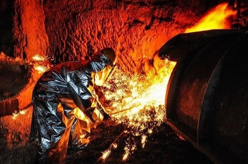 ▲포스코 직원이 포항제철소 고로에서 녹인 쇳물을 빼내고 있다.    사진제공 포스코