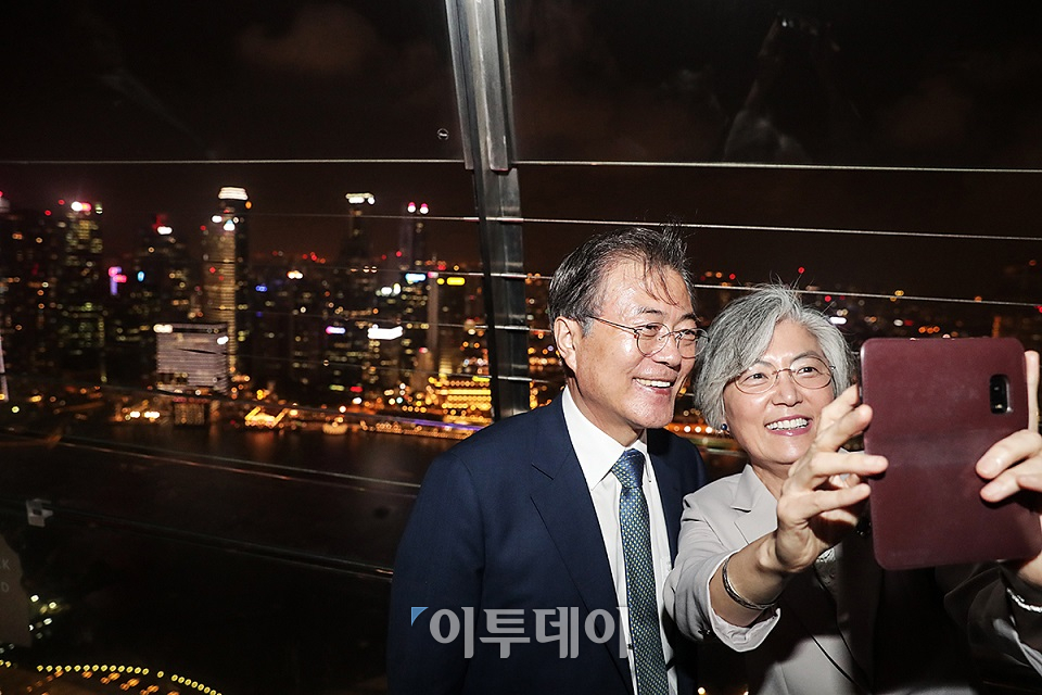 ▲싱가포르를 국빈방문 중인 문재인 대통령은 12일 밤(현지시간) 싱가포르 대표적인 랜드마크 마리나베이 샌즈 호텔 전망대를 깜짝 방문해 야경을 배경으로 강경화 외교부장관과 셀카를 찍고 있다.(사진제공=청와대)