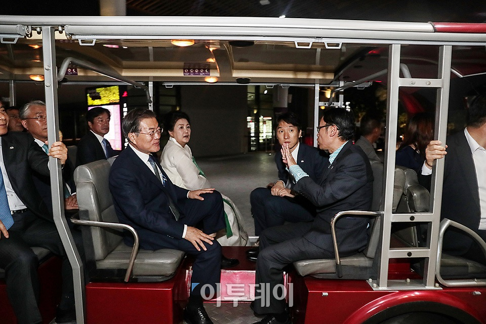 ▲싱가포르를 국빈방문 중인 문재인 대통령 내외는 12일 밤(현지시간) 싱가포르 대표적인 랜드마크 마리나베이 샌즈 호텔을 깜짝 방문해 호텔 뒤편에 있는 식물원인 ‘가든스 바이 더 베이’를 관람하고 있다.(사진제공=청와대)