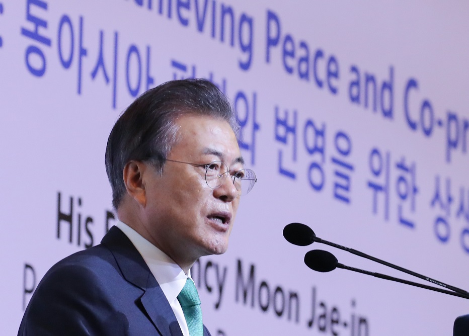 ▲문재인 대통령이 싱가포르 국빈 방문 마지막 날인 13일 오전(현지시간) 오차드 호텔 그랜드볼룸에서 열린 '싱가포르 렉처'에서 연설하고 있다. '싱가포르 렉처'는 싱가포르 동남아연구소가 싱가포르 외교부의 후원을 받아 자국을 방문하는 주요 정상급 인사를 초청해 연설을 듣는 세계적 권위의 행사이다.(싱가포르/연합뉴스)