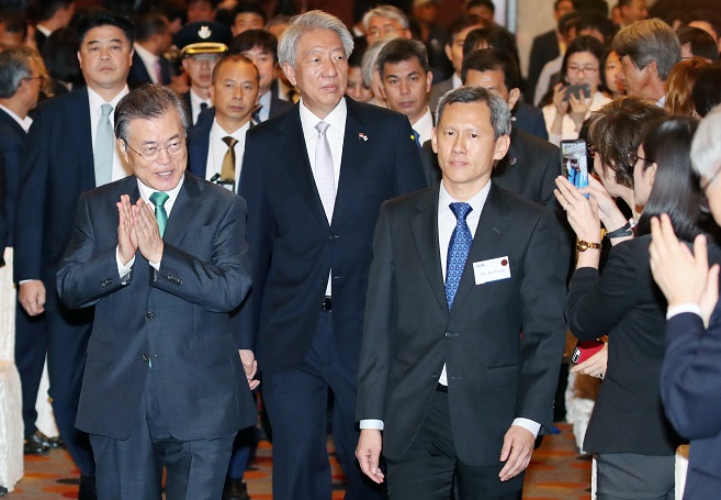 ▲문재인 대통령이 싱가포르 국빈 방문 마지막 날인 13일 오전(현지시간) 오차드 호텔 그랜드볼룸에서 열린 '싱가포르 렉처' 행사장에 입장하고 있다. '싱가포르 렉처'는 싱가포르 동남아연구소가 싱가포르 외교부의 후원을 받아 자국을 방문하는 주요 정상급 인사를 초청해 연설을 듣는 세계적 권위의 행사이다.(싱가포르/연합뉴스)