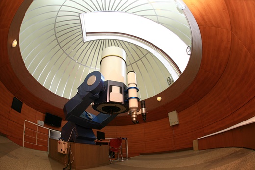 ▲600mm 반사망원경과 152mm 굴절망원경이 설치된 정남진천문과학관 주관측실(사진제공=한국관광공사)