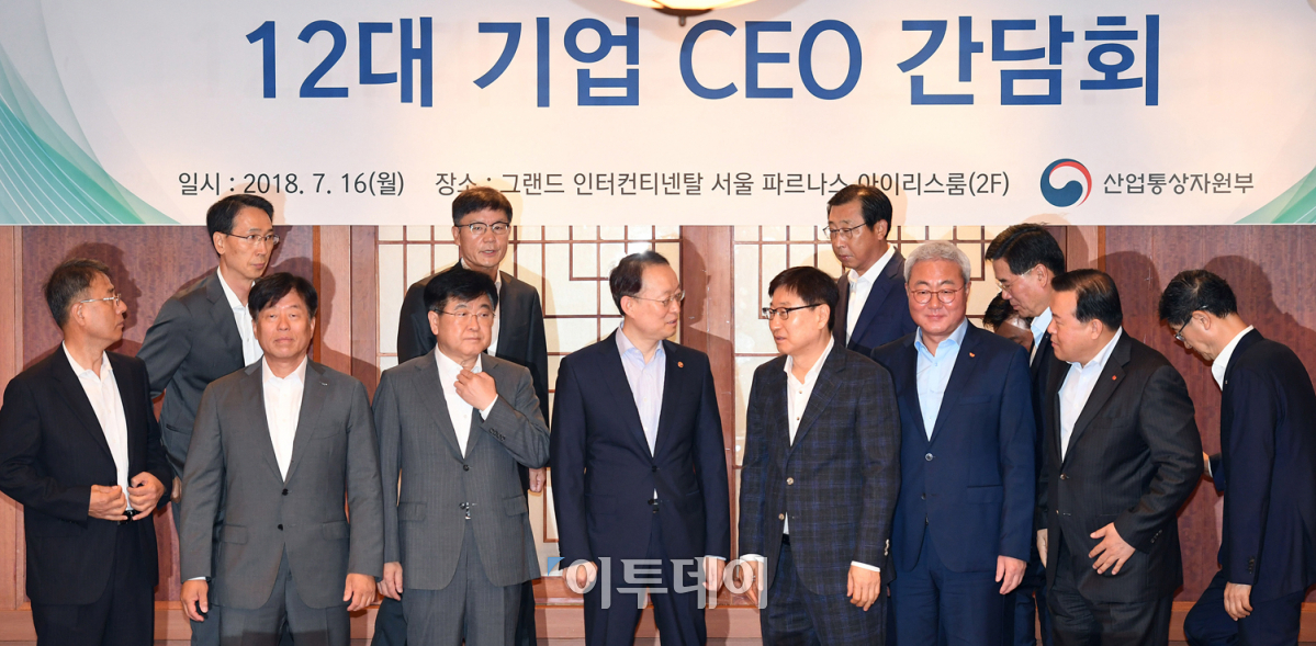 ▲이달 16일 서울 강남구 그랜드 인터컨티넨탈 서울 파르나스에서 열린 ‘12대 깅버 CEO 간담회’에서 백운규 산업통상자원부 장관(왼쪽)이 윤부근 삼성전자 부회장과 대화를 나누고 있다. (이투데이DB)