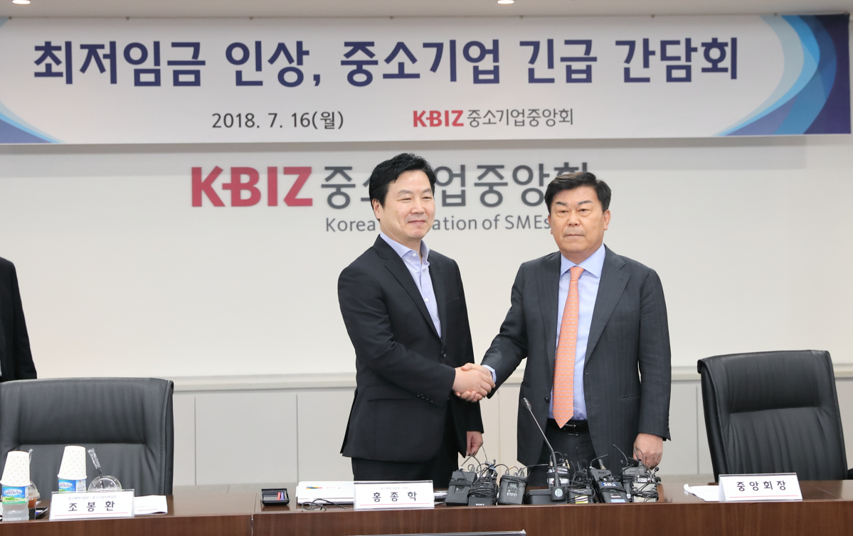 ▲16일 홍종학 중소벤처기업부 장관이 최저인금 인상에 따른 중소기업 긴급 간담회에서 박성택 중소기업중앙회장과 악수를 나누고 있다.(사진제공=중소벤처기업부)