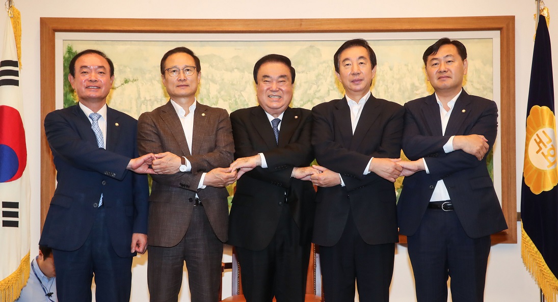 ▲문희상 국회의장과 4당 원내대표들이 16일 오전 국회의장실에서 열린 의장-원내대표 회동에서 포즈를 취하고 있다. 왼쪽부터 평화와 정의 의원모임 장병완 , 더불어민주당 홍영표 원내대표, 문희상 국회의장, 자유한국당 김성태, 바른미래당 김관영 원내대표.(연합뉴스)