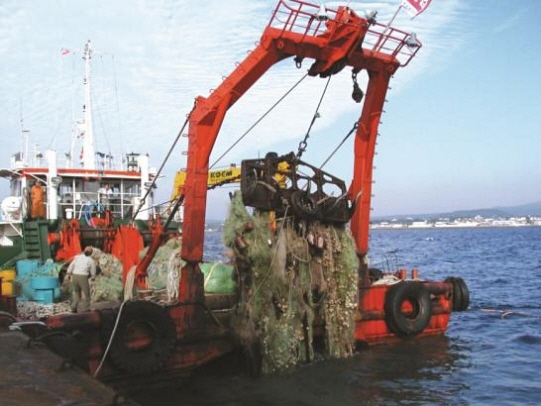 ▲해양환경공단이 해양쓰레기 수거작업을 벌이고 있다.(해양환경공단)