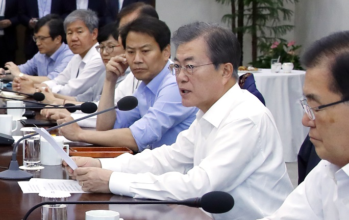 ▲문재인 대통령이 16일 오후 청와대 여민관에서 열린 수석ㆍ보좌관회의에서 발언하고 있다.(연합뉴스)