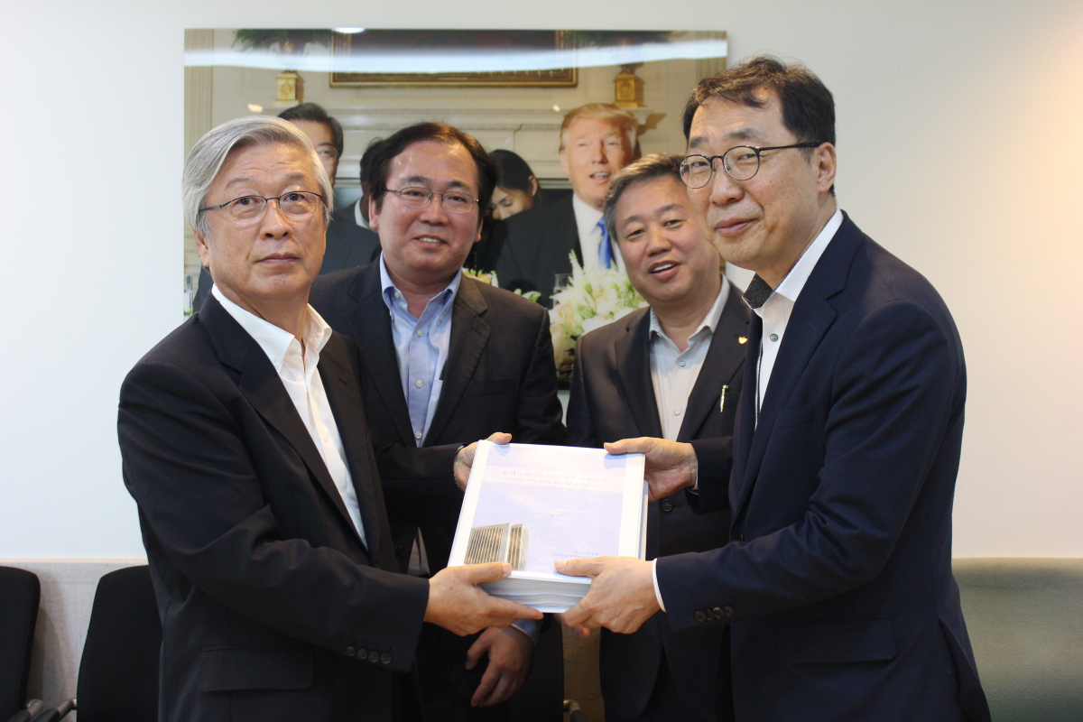 ▲한국신문협회, 한국신문방송편집인협회, 한국기자협회 등 언론3단체 회장들은 16일 오후 청와대를 방문해 윤영찬 국민소통수석을 만나 ‘프레스센터 언론계 반환 언론인 서명서’를 전달했다(사진=한국기자협회)