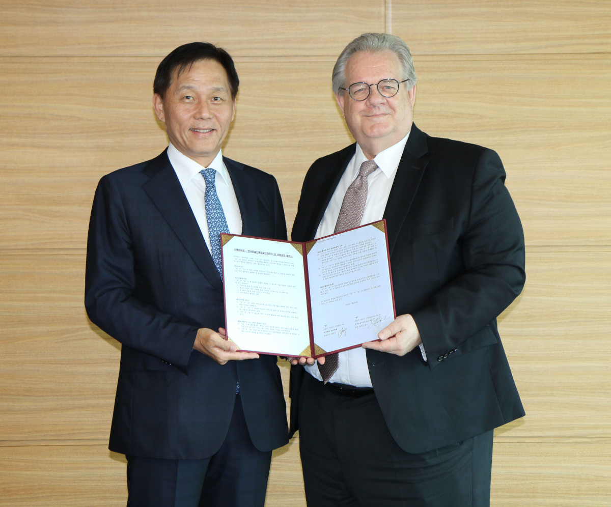 ▲2018년 7월 16일 KCC 본사에서 정몽익 KCC 사장과 제프리 존스(Jeffrey Jones) RMHC Korea 회장이 지역사회 발전을 위한 사회공헌 협약을 체결하고 기념사진을 찍고 있다.(사진제공=KCC)