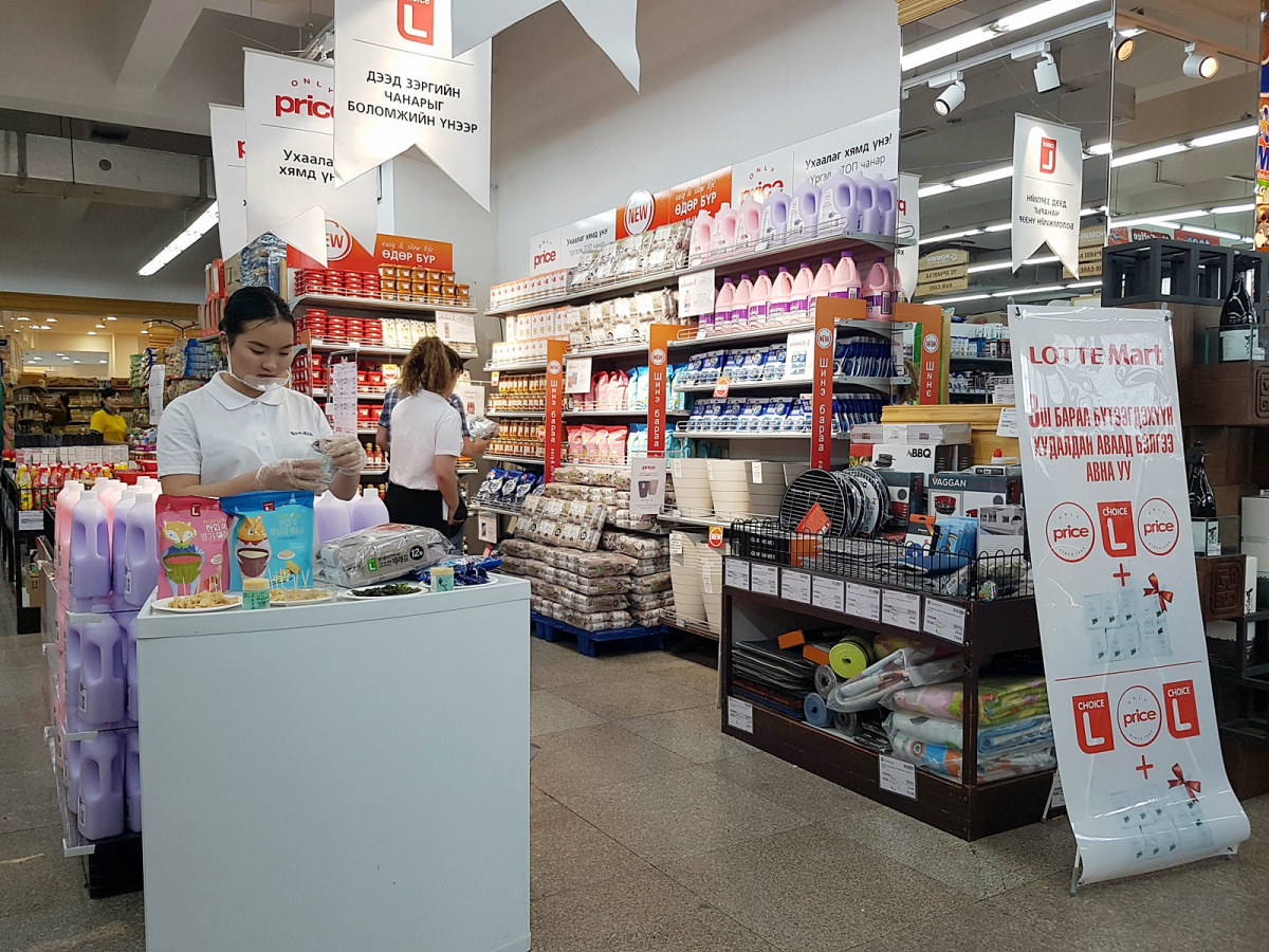 ▲몽골 울란바토르 국영 백화점에서 롯데마트 PB 상품을 판매 중인 모습(사진제공=롯데쇼핑)
