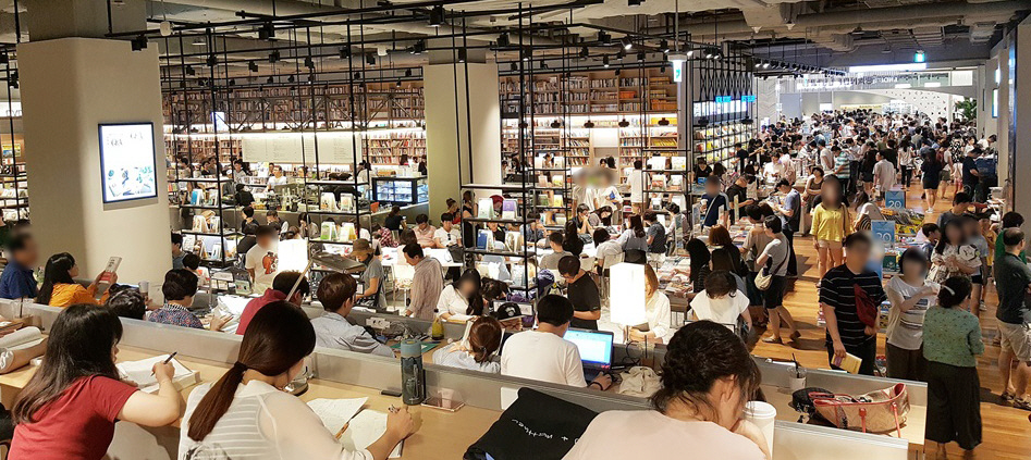 ▲폭염으로 백화점 고객만 하루 11만3000명이 넘었던 2016년 8월 부산 선템시티 내 서점 모습. 무더위를 피해 들어온 시민들로 발 디딜 틈이 없다. 뉴시스