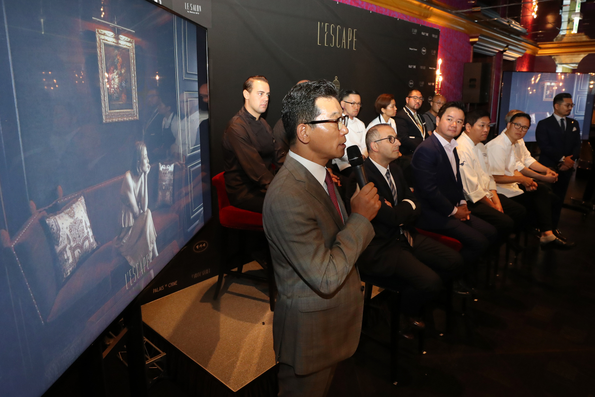 ▲17일 오전 서울 중구 레스케이프 호텔에서 열린 오픈 기념 기자간담회에서 이용호 대표이사가 취재진의 질문에 답하고 있다. 신세계조선호텔의 독자 브랜드 부티크 호텔 레스케이프 호텔은 오는 19일 오픈한다.(연합뉴스)