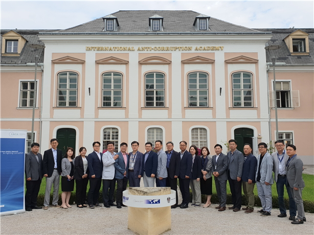 ▲한국제약바이오협회 국제 반부패 아카데미 연수단이 지난 9일부터 13일까지 5일간 오스트리아 락센부르크에서 국제 반부패 아카데미 연수교육을 받고 기념촬영을 하고 있다. 이번 연수단에는 소순종 제약바이오협회 자율준수분과위원장(동아ST 상무)을 비롯해 조석제 일동제약 상무, 이세찬 JW중외제약 상무, 김기호 CJ헬스케어 상무, 김승집 보령제약 이사, 조규형 삼진제약 이사, 박은희 유한양행 이사, 최인 한국아스텔라스 이사, 신성재 한미약품 총괄팀장, 이형석 휴온스 감사, 김재득 종근당 부장, 박찬성 코오롱제약 부장, 오인환 GC녹십자 팀장, 유숙종 대웅제약 팀장, 이승환 대원제약 차장 등 자율준수관리분과 위원 15명, 그리고 한국제약바이오협회 장우순 상무, 주은영 과장, 딜로이트 안진회계법인 황지만 상무, 법무법인 태평양 안효준 변호사, 임팩트그룹코리아 정현효 부사장이 참여했다.(사진제공=한국제약바이오협회)