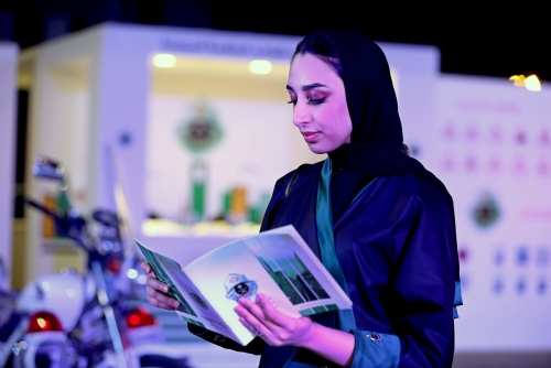 ▲무슬림 여성이 사우디아라비아 리야드에서 열린 여성 자동차 운전 허용 행사에 참석해 카탈로그를 읽고 있다. 최근 세계경제포럼(WEF)은 아랍권 여성들의 스타트업 창업이 늘고 있다고 소개했다. 리야드/EPA연합뉴스
