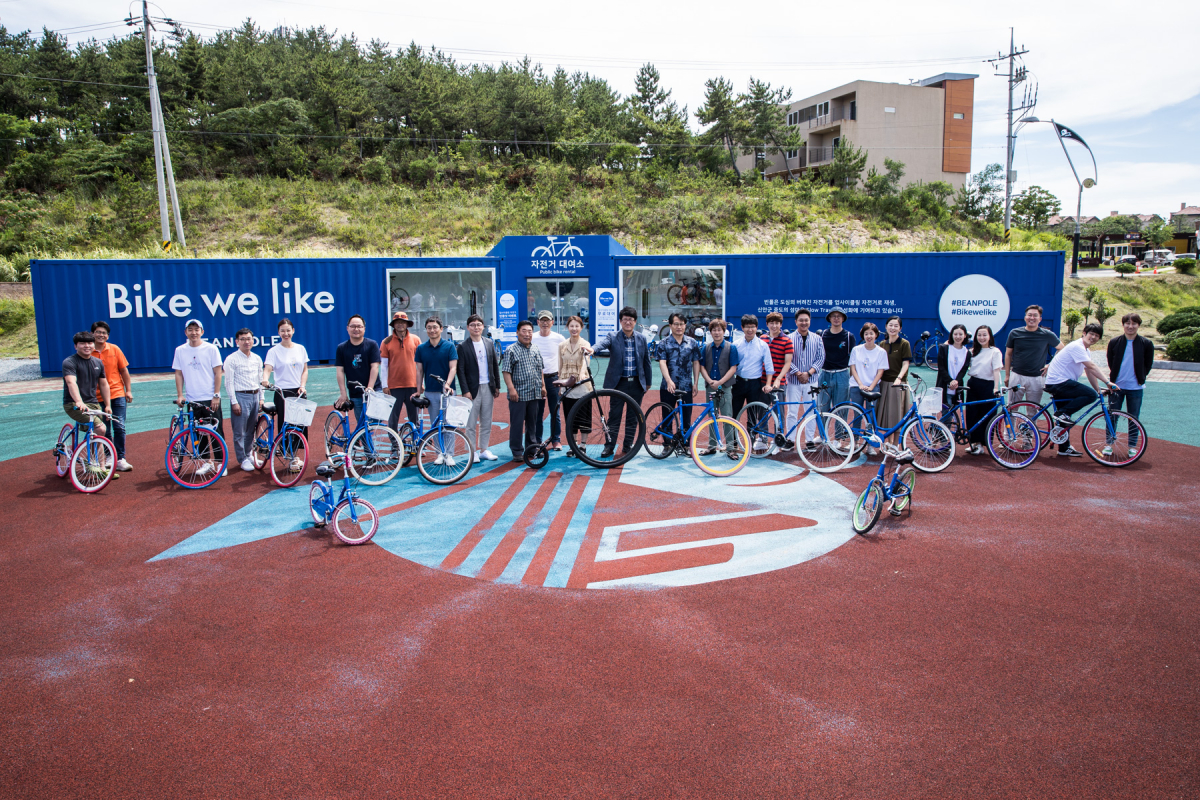 ▲기증 행사에 참여한 관계자들이 빈폴 자전거를 타고 있는 모습 (사진제공=삼성물산)