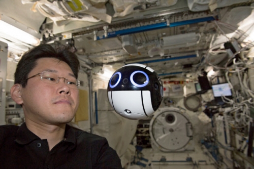▲국제우주정거장(ISS)에 머무는 우주인의 실험을 돕기 위해 일본 우주항공연구개발기구(JAXA)가 개발한 카메라 로봇. 니혼게이자이신문
