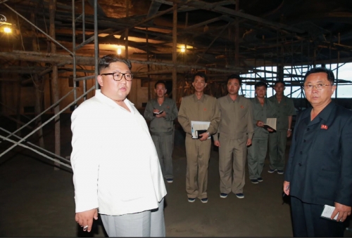 ▲김정은(왼쪽) 북한 국무위원장이 17일 염분진 호텔 건설 현장을 시찰하고 있다. 뉴시스
