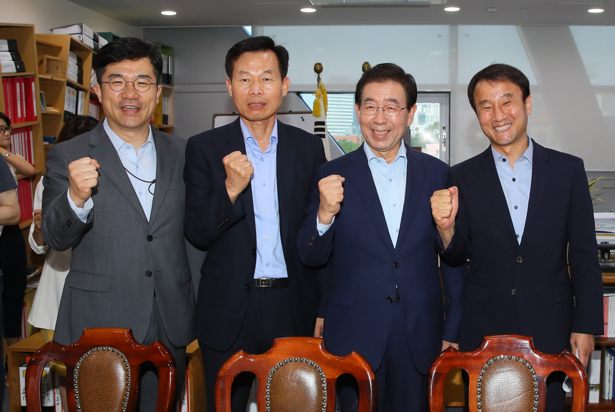 ▲한병도 청와대 정무수석(오른쪽 부터), 박원순 서울시장, 나소열 청와대 자치분권 비서관, 송인배 정무비서관이 19일 서울시청 시장실에서 가진 간담회에 앞서 사진 촬영을 하고 있다. (사진출처=연합뉴스)