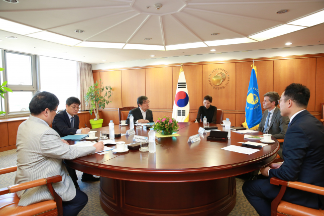 ▲윤석헌 금융감독원장이 19일 유엔환경계획 금융부문(UNEP FI) 대표(오른쪽 두 번째)를 면담하고 있다. (금융감독원)