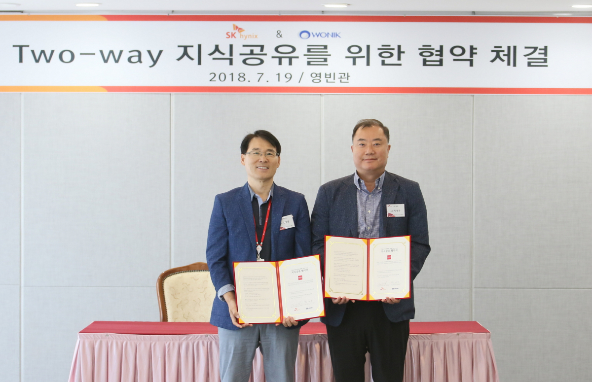 ▲19일 열린 쌍방향(Two-way) 지식공유 협약식에서 SK하이닉스 김대영 상무(좌측)와 원익 박영규 사장(우측)이 기념촬영을 하고 있다.(사진제공=SK하이닉스)