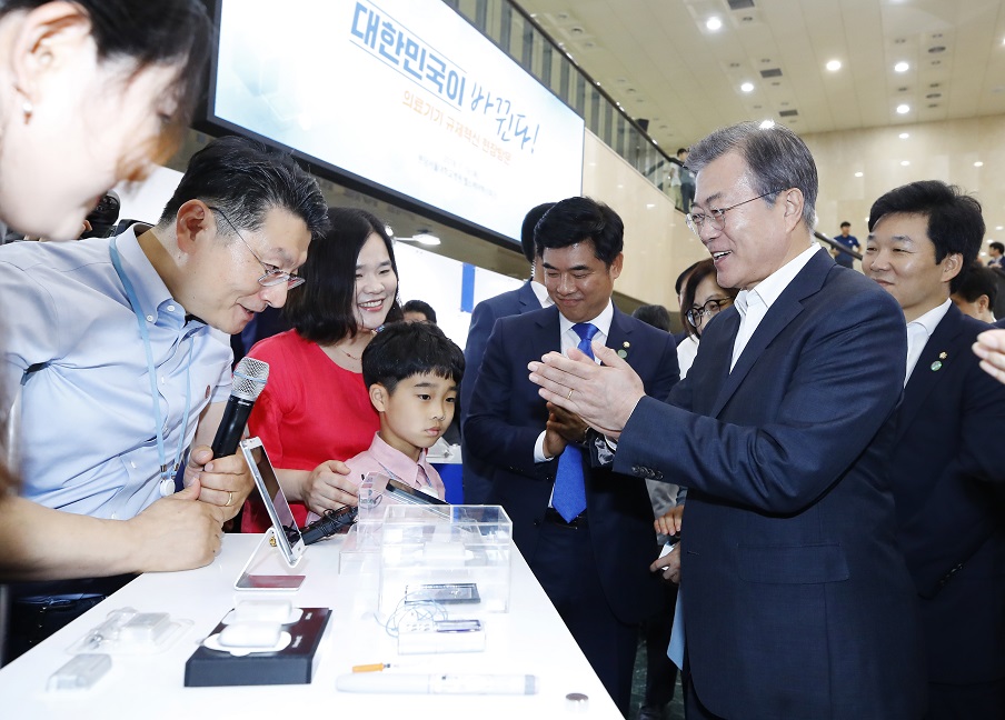 ▲문재인 대통령이 19일 오후 경기도 성남시 분당서울대병원 헬스케어혁신파크에서 열린 의료기기 규제혁신 및 산업육성 방안 정책 발표를 마친 뒤 의료기기 전시 부스를 방문, 소아당뇨 학생 정소명 군과 어머니 김미영 씨와 함께 이오플로우 일회용 웨어러블 인슐린 펌프 시연을 보고 있다. 이 기기는 환자에게 부착 후 전기삼투 펌프 모듈로 인슐린을 주입하는 일회용 패치형 약물 주입기이다. (연합뉴스)