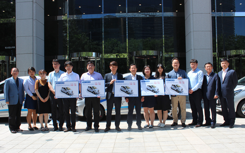 ▲김정태(왼쪽부터) IBK연금보험 사외이사, 배주연 대방종합사회복지관 복지사, 이지애 부천노인복지센터 복지사, 이창호 화성재가노인복지센터 센터장, 전민재 복지사, 이종화 부천노인복지센터 센터장, 김태구 대방종합사회복지관 관장, 장주성 IBK연금보험 대표이사, 김수정 장위실버복지센터 센터장, 조소영 복지사, 김기수 부희망케어센터 센터장, 조성필 사회복지사, 홍순계 IBK연금보험 상근감사위원, 송호준 경영지원본부장 등이 19일 ‘사회복지기관 차량후원’ 차량 기증식에서 기념사진을 찍고 있다. (IBK연금보험)