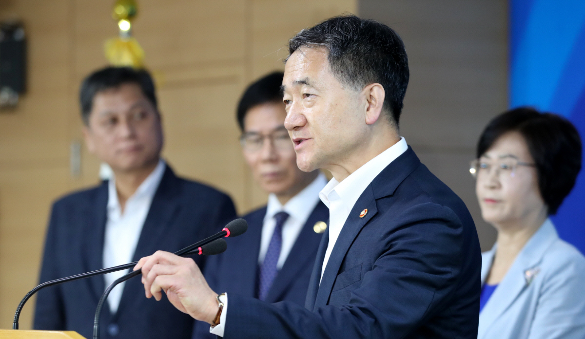 ▲박능후 보건복지부 장관이 5일 서울 세종로 정부서울청사 브리핑룸에서 ‘일하며 아이키우기 행복한 나라를 위한 핵심과제’ 발표 후 발언을 하고 있다.[사진=뉴시스]