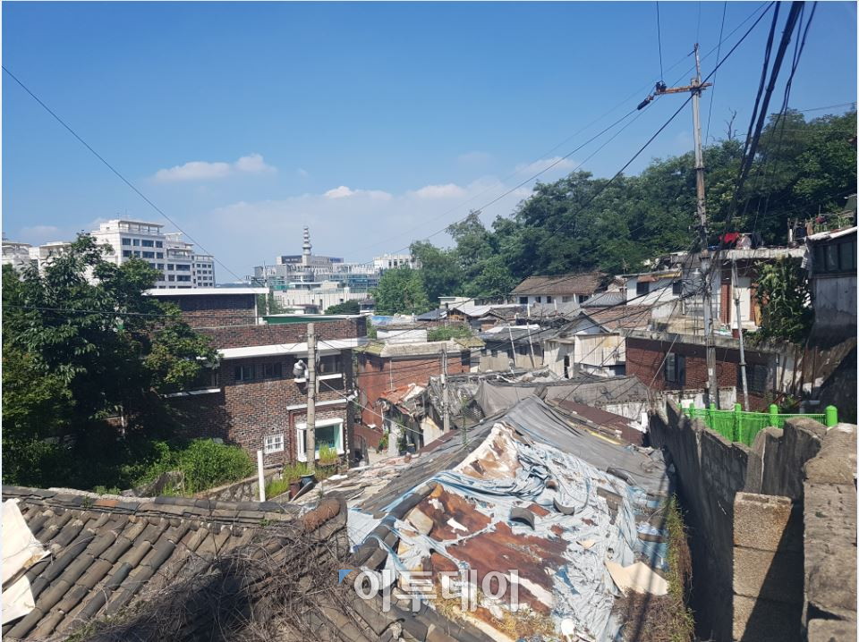 ▲사직2구역에 방치된 공가(空家)의 모습. 동네 절반이 빈 집으로 남아있다. 서지희 기자 jhsseo@