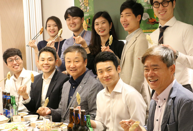 ▲임직원간 소통 강화를 위해 모인 신현재 CJ제일제당 대표이사(아래 왼쪽에서 세번째)와 신영수 BIO인사지원실장(아래 오른쪽 첫번째), 열린협의회 소속 직원들이 비비고 왕교자를 들고 있다.(사진제공=CJ제일제당)