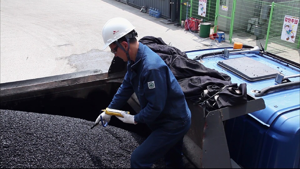 ▲프리미엄 아스팔트를 사용해 아스콘 생산시 소요되는 연료 비용 측정 현장 (사진제공=SK이노베이션)