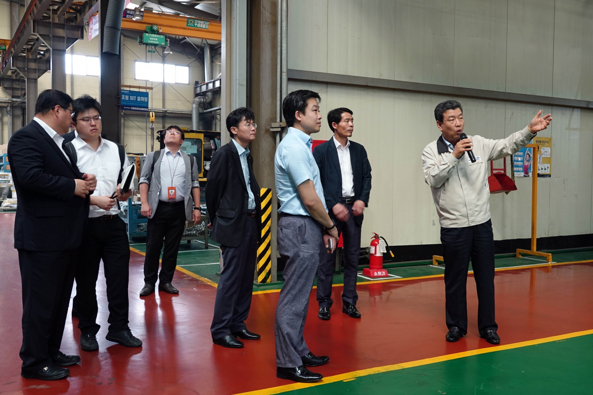 ▲기획재정부 혁신성장본부와 관계부처가 합동으로 운영하는 투자지원 카라반(현장방문단)이 5일 오후 경기도 반월시화국가산단 입주기업 대모엔지니어링을 방문해 현장에서 기업 투자 및 운영의 애로사항을 청취하고 있다.(제공=기획재정부)