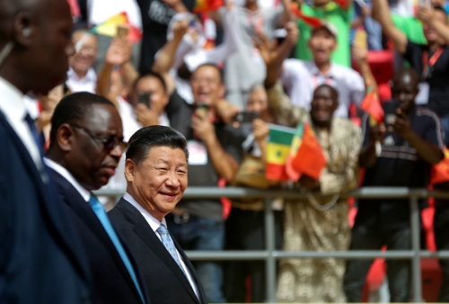 ▲21일(현지시간) 시진핑(오른쪽) 중국 국가 주석이 세네갈을 방문해 마키 살 대통령을 만나 다카르 시민의 환영 인사를 받고 있다. 다카르/로이터연합뉴스
