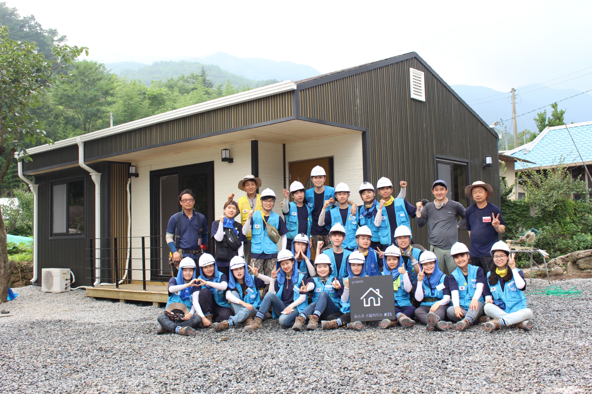 ▲비욘드 11기의 광양시 옥룡면 스틸하우스 25호 건축봉사 준공식. 사진제공 포스코