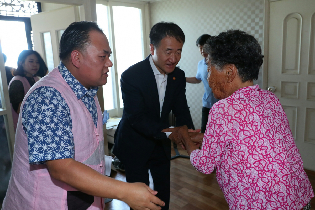 ▲박능후 보건복지부 장관이 20일 경기도 용인시 소개 독거노인 주거현장을 방문해 최근 이어진 폭염과 관련해 정부 대책을 점검하고 있다.(보건복지부)