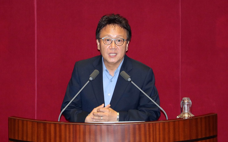 ▲20대 후반기 국회 정무위원장으로 선출된 민병두 더불어민주당 의원이 16일 오후 서울 여의도 국회에서 열린 본회의에서 당선인사를 하고 있다.(뉴시스)