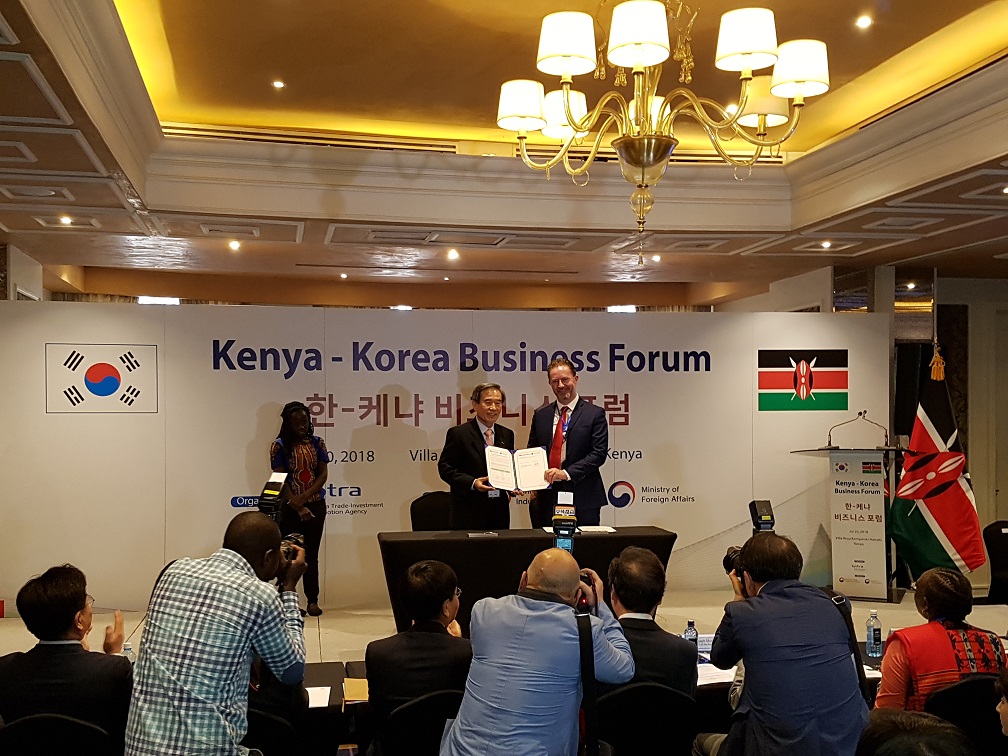 ▲20일 케냐 나이로비에서 한국서부발전과 소시안 에너지 관계자가 ‘케냐 신재생에너지 사업’ 공동개발 협약을 맺고 기념촬영을 하고 있다.(한국서부발전)