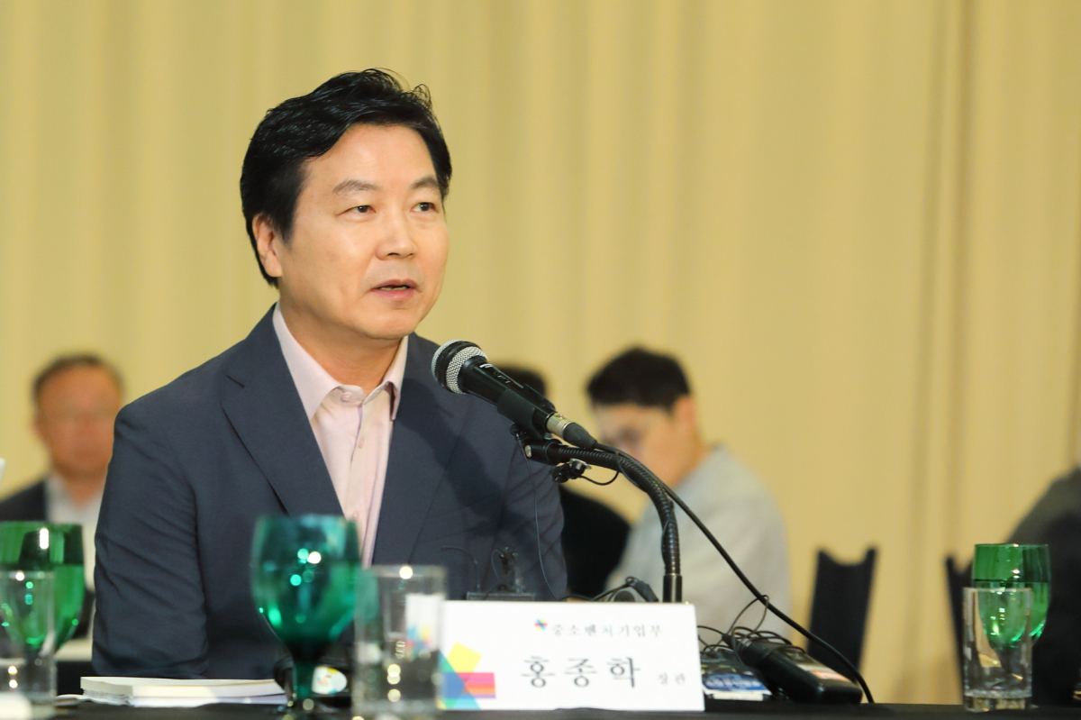 ▲홍종학 중소벤처기업부 장관이 23일 부 출범 1주년을 맞아 중소기업 중심경제로의 전환 1년, 성과 및 과제 발표에서 모두발언을 하고 있다.(사진제공=중기부)