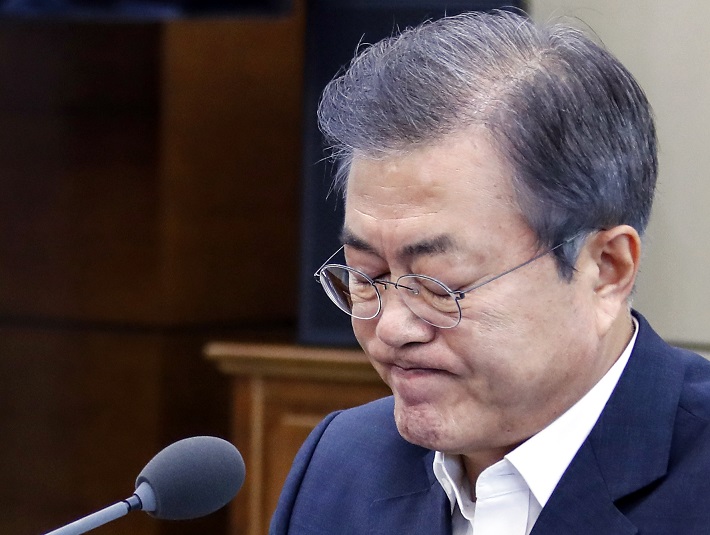 ▲문재인 대통령이 23일 오후 청와대 여민관에서 열린 수석ㆍ보좌관회의에서 굳은 표정으로 회의를 주재하고 있다.(연합뉴스)