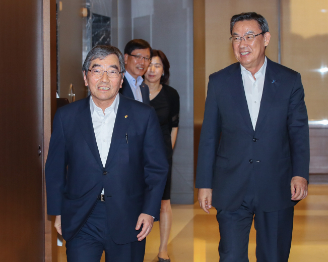 ▲윤석헌 금융감독원장(왼쪽)이 23일 서울 명동 은행회관에서 김태영 은행연합회장의 안내로 시중은행장들과 첫 상견례에 입장하고 있다. 2018.7.23(연합뉴스)